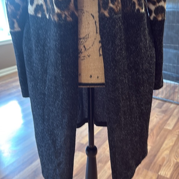 Size medium open front half leopard print half blackish gray cardigan - Picture 3 of 5